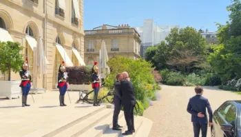 Rama pritet nga Macron në Pallatin Elysse, puthje dhe përqafime mes dy liderëve