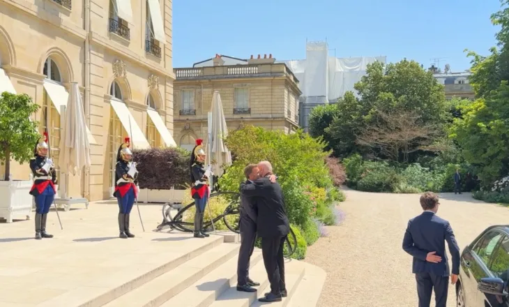 Rama pritet nga Macron në Pallatin Elysse, puthje dhe përqafime mes dy liderëve