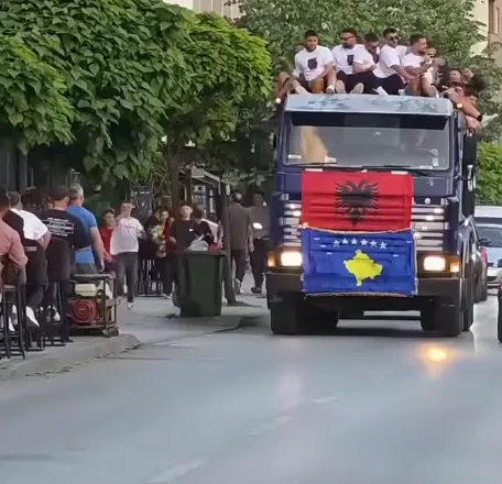 Rama shigjeton Albin Kurtin: “Kur ushtarët e verbër të karvaneve politike nga Prishtina e Tetova paraqiten në Tiranë si “diasporë””….