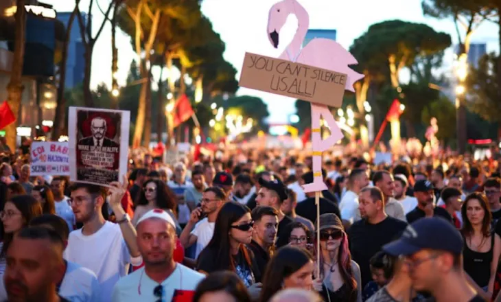 Rama sulmon protestuesit në ‘Financial Times’: Shkoni q…