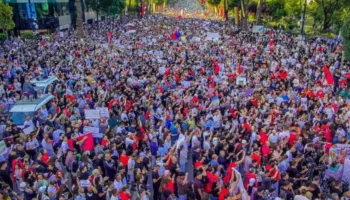 Rama sulmon protestuesit: Të rinj që duan të shfryhen, delirantë dhe influencerë që kërkojnë ‘like’