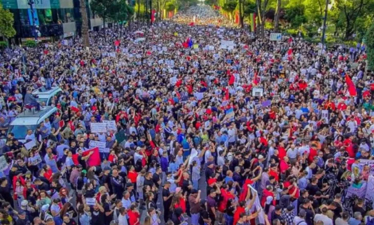Rama sulmon protestuesit: Të rinj që duan të shfryhen, delirantë dhe influencerë që kërkojnë ‘like’