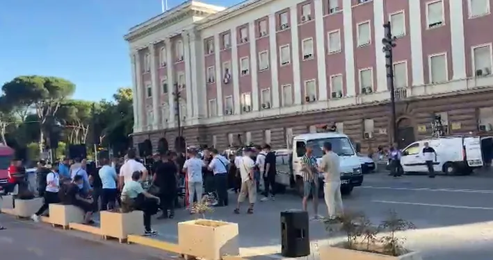 Rama takim me banorët e Zvërnecit, qytetarët mblidhen për protestë