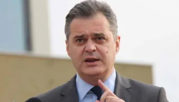 Reagon sërish Blushi për protestat: Mendoni se ndryshoni vendin me gijotina në Facebook! Ja pse e lashë politikën