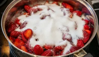 Recetë për reçel luleshtrydhesh të bërë në shtëpi