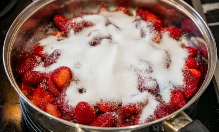 Recetë për reçel luleshtrydhesh të bërë në shtëpi