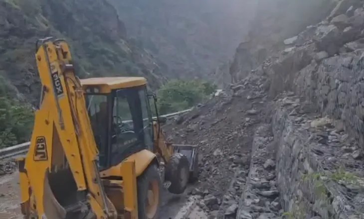 Reshje të dendura shiu në juglindje, bllokohet aksi rrugor Lozhan–Moglicë