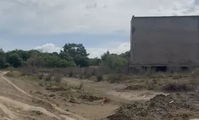 Resorti në Zvërnec, hiqet rrethimi nga zona ku pritet të bëhet ndërtimi