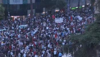 Reuters transmeton live protestën para Kryeministrisë