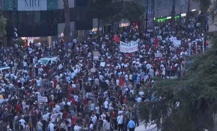 Reuters transmeton live protestën para Kryeministrisë