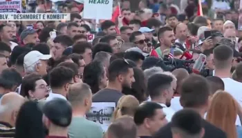 Revolta masive! Nis ndryshe protesta e 18 para Kryeministrisë, vargjet e njohura të Fan Nolit buçasin në Bulevard