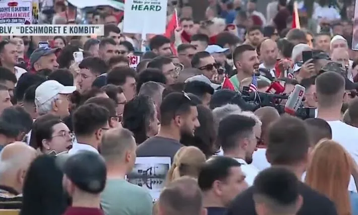 Revolta masive! Nis ndryshe protesta e 18 para Kryeministrisë, vargjet e njohura të Fan Nolit buçasin në Bulevard