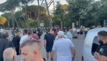 Revolta qytetare/ Tentohet provokimi i protestuesve në bulevard, aktivistët thirrje: Mos bini pre, qytetarët janë këtu