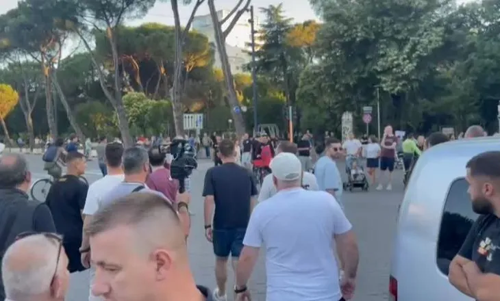 Revolta qytetare/ Tentohet provokimi i protestuesve në bulevard, aktivistët thirrje: Mos bini pre, qytetarët janë këtu