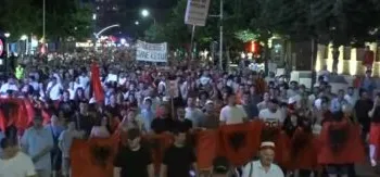 “Revolucion”/ Protestuesit vërshojnë në rrugët e kryeqytetit: Bashkohuni me ne