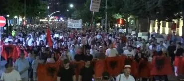 “Revolucion”/ Protestuesit vërshojnë në rrugët e kryeqytetit: Bashkohuni me ne