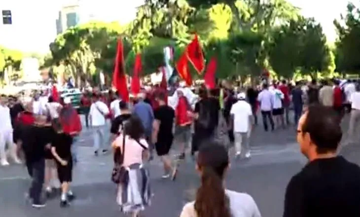 ‘Revolucion’, qytetarët në ditën e 6-të të protestës për Zvërnecin! Nis marshimi drejt Kryeministrisë