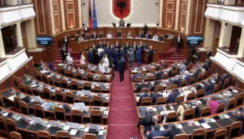 Rinis me tensione seanca plenare, opzita bëhet ‘gardh’ dhe s’lëshon foltoren, ndërpritet sërish seanca
