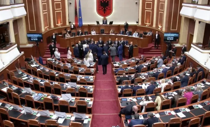 Rinis me tensione seanca plenare, opzita bëhet ‘gardh’ dhe s’lëshon foltoren, ndërpritet sërish seanca