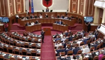Rinis seanca plenare/ Rama prezent në parlament, opozita braktis Kuvendin
