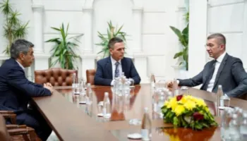 Ristrukturimi i qeverisë maqedonase, nis takimi mes kryeministrit Mickoski dhe shqiptarëve të VLEN