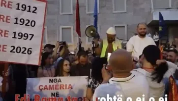“Robt e shtëpive tona janë interes privat”, Rama i përgjigjet protestuesve që shënjestruan familjen e tij dhe i fton në përballje publike! (VIDEO)