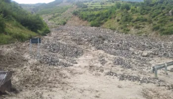 Rrëshqitje dheu e gurësh pas reshjeve të shiut, bllokohet një pjesë e aksit Moglicë-Gramsh