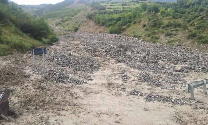 Rrëshqitje dheu e gurësh pas reshjeve të shiut, bllokohet një pjesë e aksit Moglicë-Gramsh