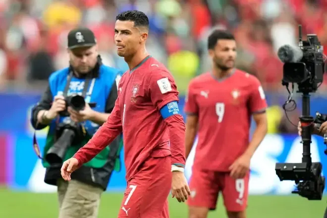 Rrezik për “luftë civile” te Portugalia… Shokët e CR7 akuzohen se po e bojkotojnë, duke mos ia pasuar topin