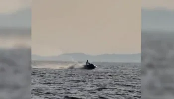 Rrezikoi sigurinë e pushuesve me motor uji në plazhin e Sarandës/ Policia kufitare gjobit drejtuesin, dhe…