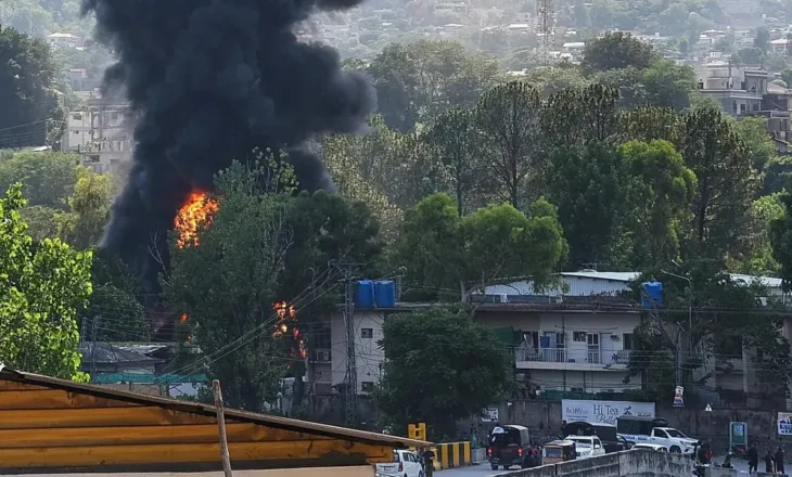 Rrëzohet helikopteri ushtarak në Pakistan/ Vdesin të gjithë personat në bord, shkak dyshohet një defekt teknik