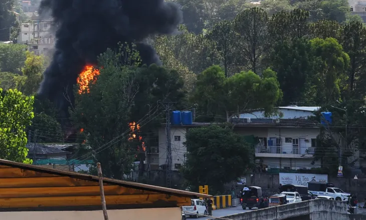 Rrëzohet një helikopter ushtarak në Pakistan, asnjë i mbijetuar