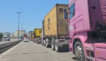Rriten kostot për transportin nga radhët në Portin e Durrësit, operatorët: Kamionët po kthehen bosh