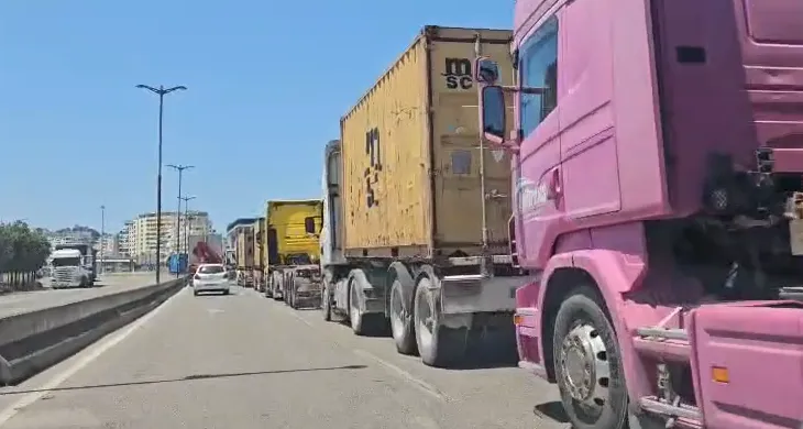 Rriten kostot për transportin nga radhët në Portin e Durrësit, operatorët: Kamionët po kthehen bosh