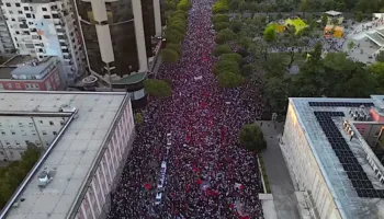 “Rritet presioni ndaj Ramës”/ Fox News: Protestuesit shqiptarë mbushin rrugët duke kërkuar dorëheqjen…