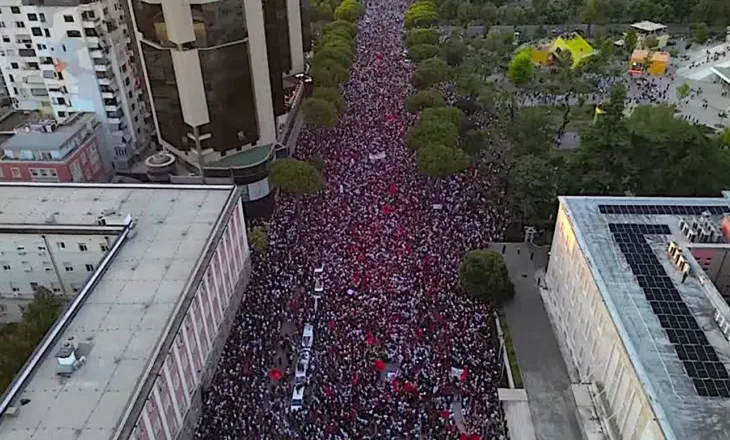 “Rritet presioni ndaj Ramës”/ Fox News: Protestuesit shqiptarë mbushin rrugët duke kërkuar dorëheqjen…