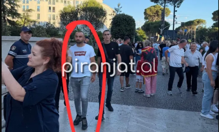 ‘Rroftë Edi Rama’/ Kush është ‘patronazhisti’ që provokoi protestuesit para Kryeministrisë