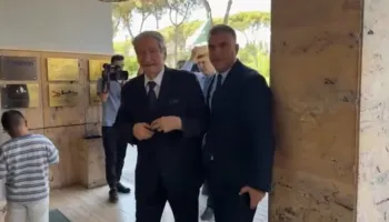 Sali Berisha në ceremoninë e ngushëllimeve për babanë e Ilir Metës, takohet me ish-presidentin