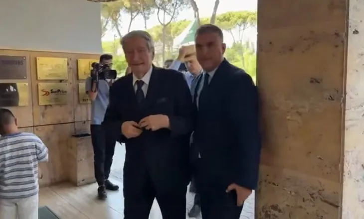 Sali Berisha në ceremoninë e ngushëllimeve për babanë e Ilir Metës, takohet me ish-presidentin