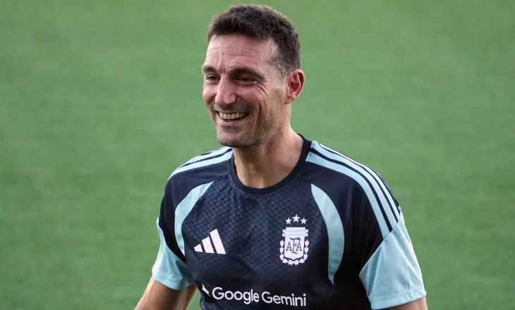 Scaloni: Fansat po e shijojnë Messi dhe Argjentinën, por do të ketë momente kur do të vuajmë
