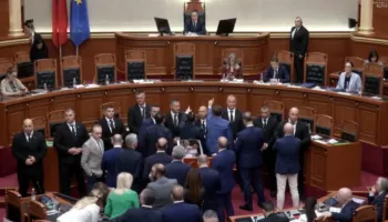 Seanca vazhdon me tensione, deputetët e PD bllokojnë foltoren