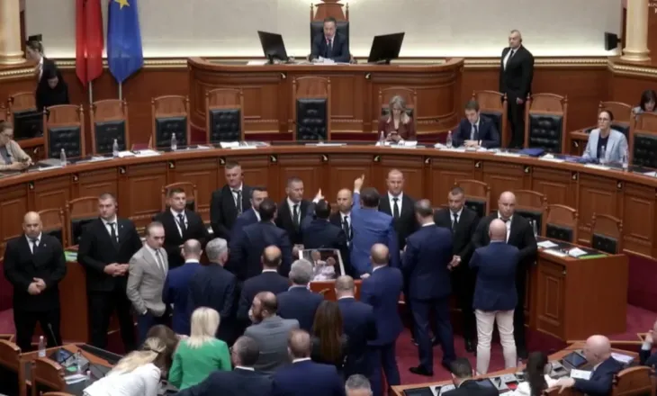 Seanca vazhdon me tensione, deputetët e PD bllokojnë foltoren