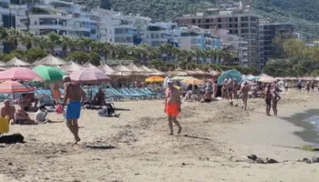 Sezoni veror në Vlorë, fluks pushuesish vendas dhe të huajsh