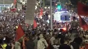 Shembull qytetarie/ Turma bllokon kryqëzimin e “Brrylit”, protestuesit hapin menjëherë rrugën për ambulancën