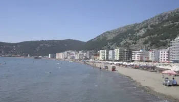 Shëngjin, 4 të rinj merren nga dallgët, dyshohet për viktima