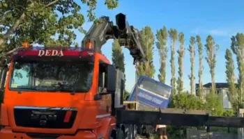 Shëngjin/ Autobusi turistik del nga rruga dhe përfundon në kanal