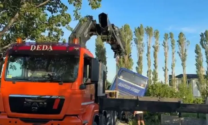 Shëngjin/ Autobusi turistik del nga rruga dhe përfundon në kanal