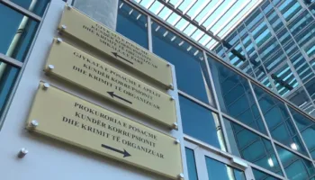 Sherr brenda kafazit në GJKKO, të pandehurit dhunojnë njëri-tjetrin, detajet e para