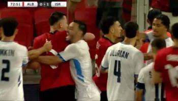 Sherr në fushë pas golit të Izraelit, Glouk provokon! Tifozët thërrasin “Palestinë”