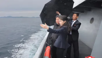 Shfaqje force nga Pheniani, Kim Jong Un mbikëqyr testet e anijes së re luftarake
